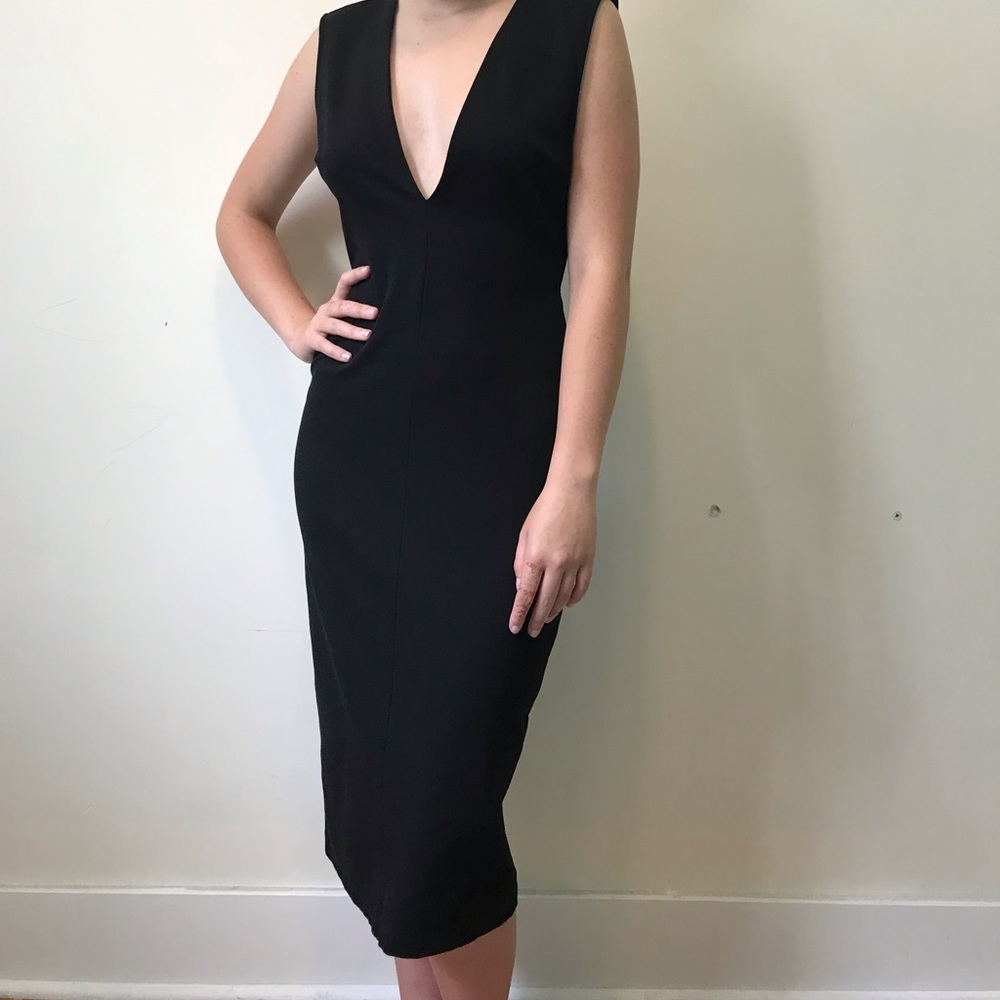Perfect lil black dress for prom!!
backless deep v neck snaps at back neck